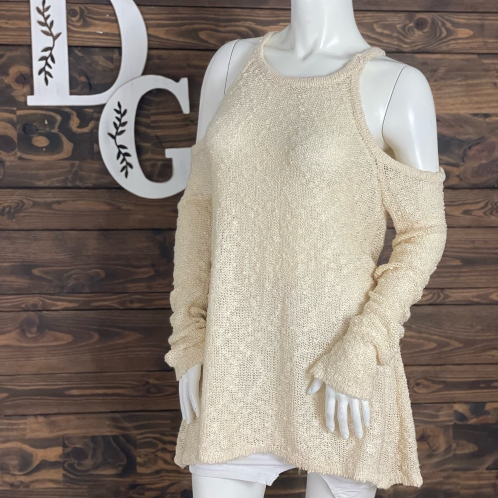 She & Sky | Open Split Lace Up Backside Popcorn‎ Knit Cold Shoulder Sweater - Picture 4 of 11